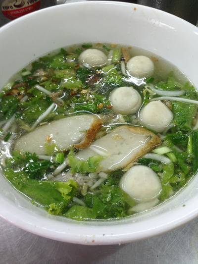 เกาเหลาลูกชิ้นปลา ที่ ร้านอาหาร ข้าวหมูแดง-หมูกรอบธานี