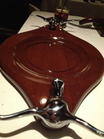 ถาดรองจานใส่เนื้อสเต๊ค ที่ ร้านอาหาร New York Steakhouse