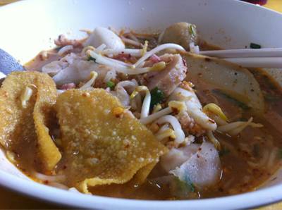 เกี้ยวปลาต้มยำ ที่ ร้านอาหาร ก๋วยเตี๋ยวเส้นปลาเจ๊จิ๋ม