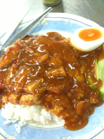 ข้าวหมูแดง หมูกรอบพิเศษ ที่ ร้านอาหาร ข้าวหมูแดง-หมูกรอบธานี