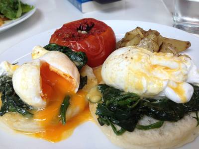 Eggs Benedict ที่ ร้านอาหาร Dean & Deluca ช่องนนทรี Eggs Benedict ที่ ร้านอาหาร Dean & Deluca ช่องนนทรี