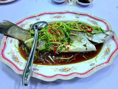 ปลากระพงนึ่งซี่อิ๊ว ที่ ร้านอาหาร นาทอง