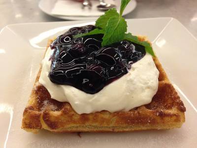 Blueberry Cream Cheese Waffle ที่ ร้านอาหาร Sweet Hound พารากอน