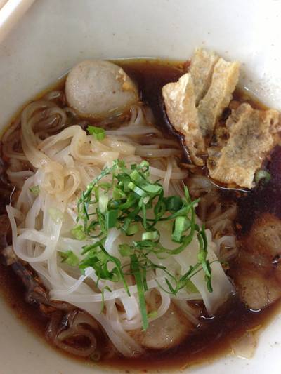 เส้นหมี่น้ำตกเนื้อ ที่ ร้านอาหาร ก๋วยเตี๋ยวเรือโกเซี๊ยะ