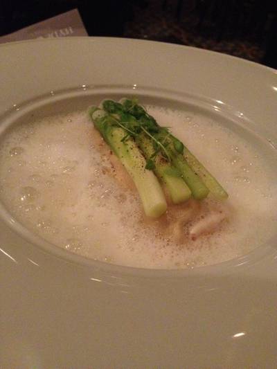 แซลมอน ปลื้มเลย ที่เห็นมีฟองๆนั่นมีรสชาติอร่อยดี ที่ ร้านอาหาร Hyde & Seek Gastro Bar