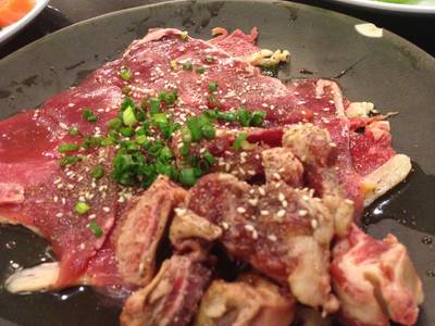 เนื้อลูกเต๋า. เนื้อซี่โครง ที่ ร้านอาหาร WAGAYA เนื้อลูกเต๋า. เนื้อซี่โครง ที่ ร้านอาหาร WAGAYA