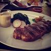 เนื้อสตริปลอยด์ พร้อมผักโขมผัดกระเทียม ที่ ร้านอาหาร Dib Dib kitchen & bar