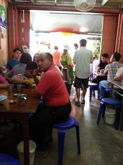 นั่งรอกันจนชาชิน ที่ ร้านอาหาร เพ็ญพริกเผ็ด
