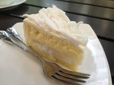 เค้กมะพร้าว ที่ ร้านอาหาร บ้านก้ามปู ทรอปิคอล คาเฟ่