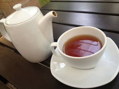 ชาร้อน ที่ ร้านอาหาร บ้านก้ามปู ทรอปิคอล คาเฟ่