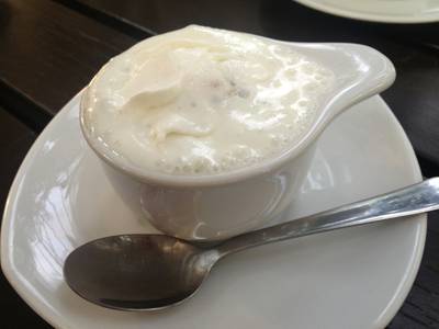 ชื่ออะไรไม่รู้ ตัวเค้กด้านในคล้ายช็อคลาวา ที่ ร้านอาหาร บ้านก้ามปู ทรอปิคอล คาเฟ่
