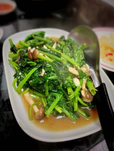 ผัดป๋วยเล้ง มีเห็ดด้วย ผักนิ่มมาก มาร้อนๆ ควันฉุย หมดจานไม่รู้ตัว ที่ ร้านอาหาร ตั้งใจอยู่ เยาวราช