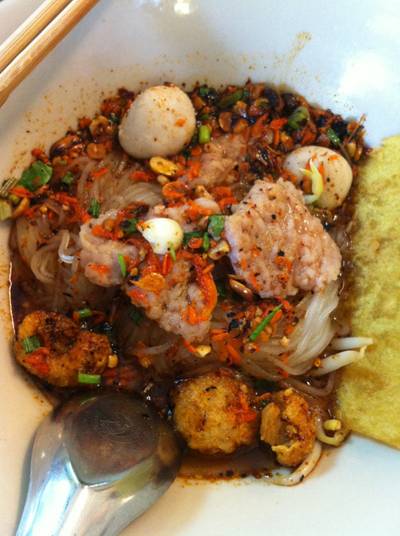 เส้นเล็กต้มยำนัว ที่ ร้านอาหาร ก๋วยเตี๋ยวหมู ต้มยำนัว