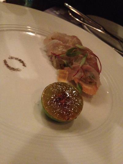 ปลาดิบ เกล็ดขนมปัง ถั่วลันเตา ส้มโอ บีบมะนาว ก็โอดี ที่ ร้านอาหาร Hyde & Seek Gastro Bar