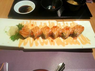 แซลม่อนโรล 330 บาท ที่ ร้านอาหาร Fumi Japanese Cuisine สยามพารากอน