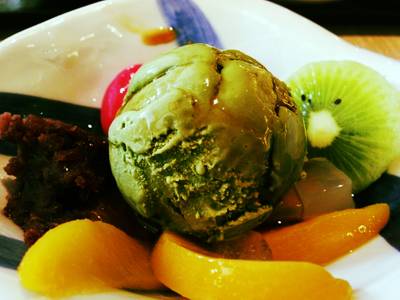 ไอติมชาเขียวรวมมิตรผลไม้ ที่ ร้านอาหาร FUMi Japanese Cuisine Promenade