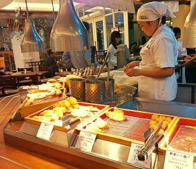 เลือกเทมปุระต่างๆเป็นเครื่องเคียงทานคู่อูด้งค่ะ ที่ ร้านอาหาร Marugame Seimen (มารุกาเมะ เซเมง) The Promenade