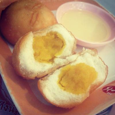 ซาลาเปาใส่ครีมทอดเพิ่มความหวานด้วยนมข้นอีก ที่ ร้านอาหาร โชคดีติ่มซำ จุฬา ซอย 12