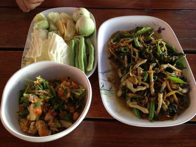 น้ำพริกไข่ปูเมนูอร่อย กับหอยหลอดผัดฉ่า ที่ ร้านอาหาร ลานเท