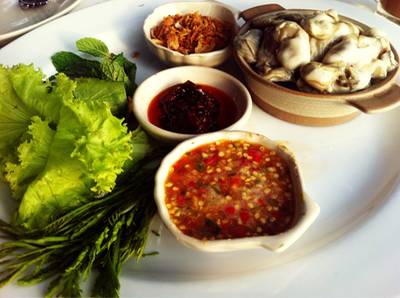 หอยนางรมทรงเครื่อง - รสชาติโอเค ความสดพอรับได้ ที่ ร้านอาหาร The Glass House