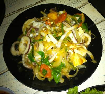 หมึกผัดไข่เค็ม ที่ ร้านอาหาร ร้านประจำ หมึกผัดไข่เค็ม ที่ ร้านอาหาร ร้านประจำ
