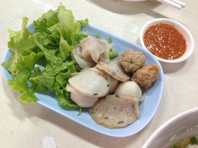 ลูกชิ้นปลาลวกจิ้ม 70 บาท/จาน ที่ ร้านอาหาร ก๋วยเตี๋ยวลูกชิ้นปลา สอาดเสวย ลูกชิ้นปลาลวกจิ้ม 70 บาท/จาน ที่ ร้านอาหาร ก๋วยเตี๋ยวลูกชิ้นปลา สอาดเสวย