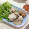 ลูกชิ้นปลาลวกจิ้ม 70 บาท/จาน ที่ ร้านอาหาร ก๋วยเตี๋ยวลูกชิ้นปลา สอาดเสวย