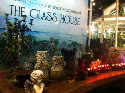 ด้านหน้าทางเข้าร้าน ตกแต่งไว้แบบน่ารักๆ ที่ ร้านอาหาร The Glass House