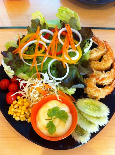 สลัดกุ้งทอด ที่ ร้านอาหาร มะเฟือง สลัดกุ้งทอด ที่ ร้านอาหาร มะเฟือง