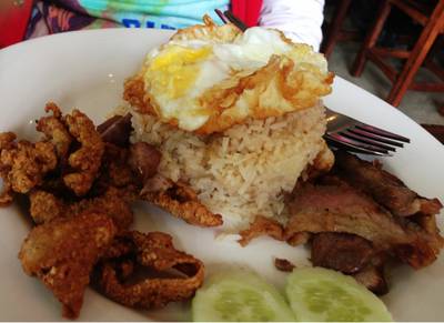 ข้าวผัดปลาทู หนังไก่กรอบ ที่ ร้านอาหาร ลาภปาก