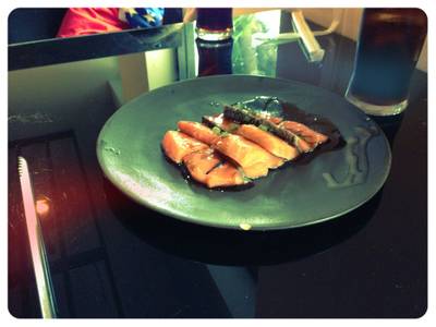 ปลาแซลมอนร้านนี้คำโต กะนำ้จิ้มซีฟู้ด อร่อยจิง ที่ ร้านอาหาร WAGAYA ปลาแซลมอนร้านนี้คำโต กะนำ้จิ้มซีฟู้ด อร่อยจิง ที่ ร้านอาหาร WAGAYA