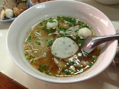 วุ้นเส้นต้มยำ 45 บาท/ชาม ที่ ร้านอาหาร ก๋วยเตี๋ยวลูกชิ้นปลา สอาดเสวย วุ้นเส้นต้มยำ 45 บาท/ชาม ที่ ร้านอาหาร ก๋วยเตี๋ยวลูกชิ้นปลา สอาดเสวย