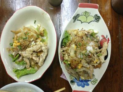 ซ้าย คั่วไก่ธรรมดา  ขวา คั่วไก่พิเศษ ที่ ร้านอาหาร คั่วชามเปล