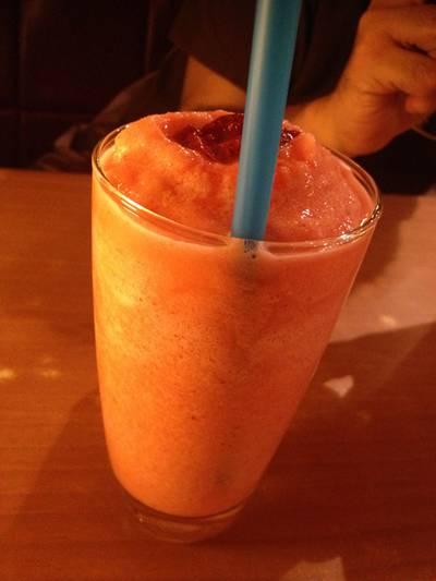 สตอเบอรี่โยเกริดสมูทตี้ ที่ ร้านอาหาร Bug & Bee