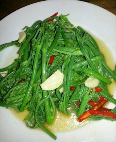 ผัดยอดมะระ ที่ ร้านอาหาร บ้านกลางน้ำ 1