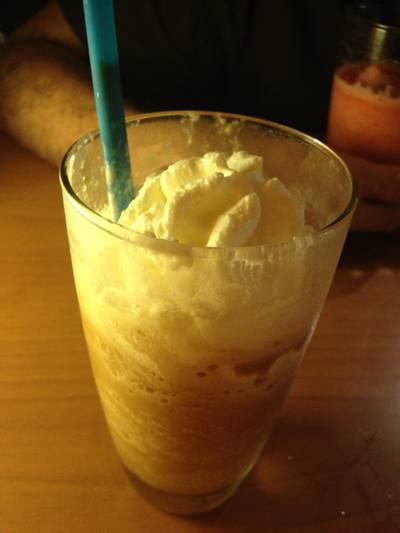 บานานาคาราเมลเฟรปเป้ ที่ ร้านอาหาร Bug & Bee