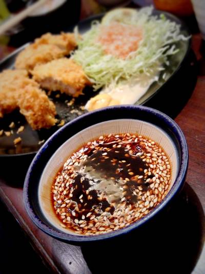 บดงาให้หอมจนพอใจแล้วค่อยตักซอสมาผสม จิ้มหมูร้อนๆ...เด็ด! ที่ ร้านอาหาร KUU Central World