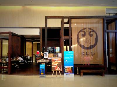 หน้าร้านครับ ไม้สีเข้มๆ ให้บรรยากาศญี่ปุ๊นนน ญี่ปุ่น ที่ ร้านอาหาร KUU Central World