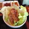 เบคอนย่างทานกับผักสด...อร่อย ชอบเลยครับ ที่ ร้านอาหาร Kimju คิมจู เกษตร-นวมินทร์ เกษตร-นวมินทร์