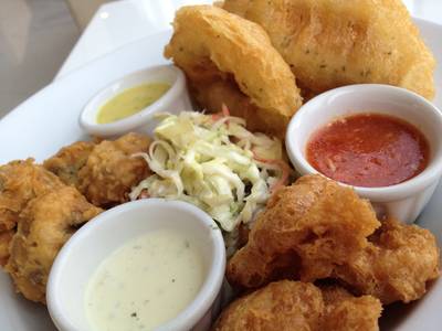 รวมทอด มีโควสลอว์มาให้ด้วย ที่ ร้านอาหาร The Manhattan Fish Market Terminal 21