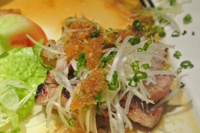 ต้นหอมกับไชเท้าฝอย บังหมูมิด ที่ ร้านอาหาร Ootoya Siam Discovery