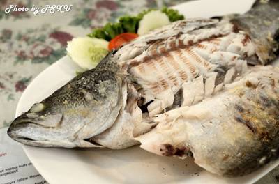 ปลากระพงอบเกลือ 250 บาท (ราคาตามน้ำหนัก : 280บาท/กิโลกรัม) ที่ ร้านอาหาร สวนอาหารสมพงศ์ ปากน้ำ สมุทรปราการ