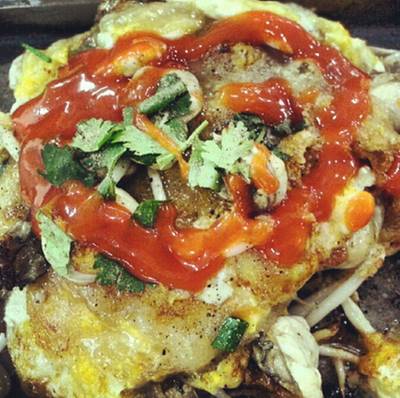 หอยนางรมกระทะร้อน ที่ ร้านอาหาร ศิริวรรณหอยทอด