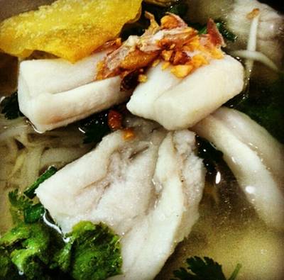 ก๋วยเตี๋ยวปลา เนื้อปลาสดมาก ที่ ร้านอาหาร ศิริวรรณหอยทอด
