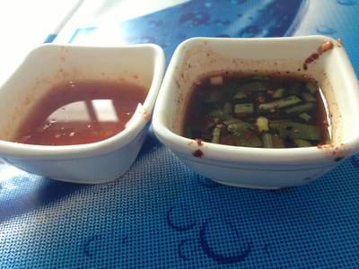 น้ำจิ้มไก่ทอดจะได้คนละชุดแบบนี้ ที่ ร้านอาหาร ร้านไก่ทอด8กระทะ