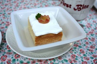 เค้กลอยนม อิอิ ที่ ร้านอาหาร Love at first bite
