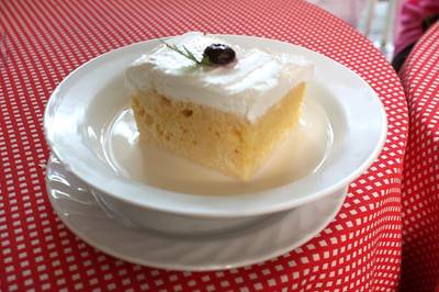 เค้กลอยนมอีกก้อน ที่ ร้านอาหาร Love at first bite