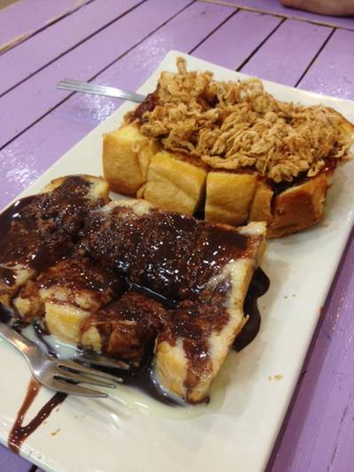 หน้าพริกเผาหมูหยอง หน้าช๊อคโกแลตราดนม ที่ ร้านอาหาร หนิง นมสด