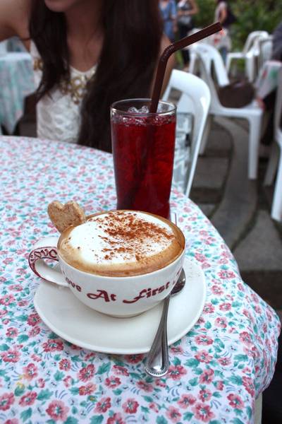 คาปูชิโน่กับแก้น่ารักซื้อกลับบ้านได้ ที่ ร้านอาหาร Love at first bite