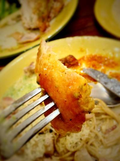 หนังกรอบนิดๆ เนื้อนุ่มมากๆ ครับ ที่ ร้านอาหาร Piri Piri Siam Paragon